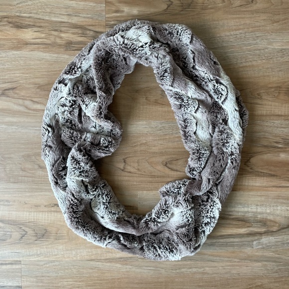 LOFT Faux Fur Infinity Scarf - Picture 4 of 17